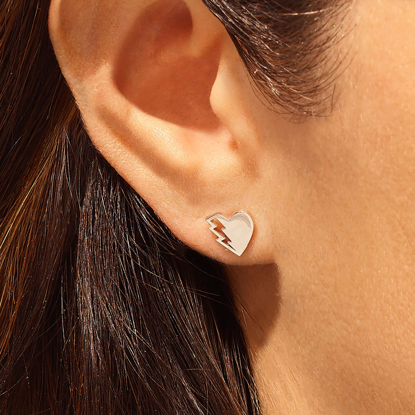 Boucle d'oreille gauche Lovetag